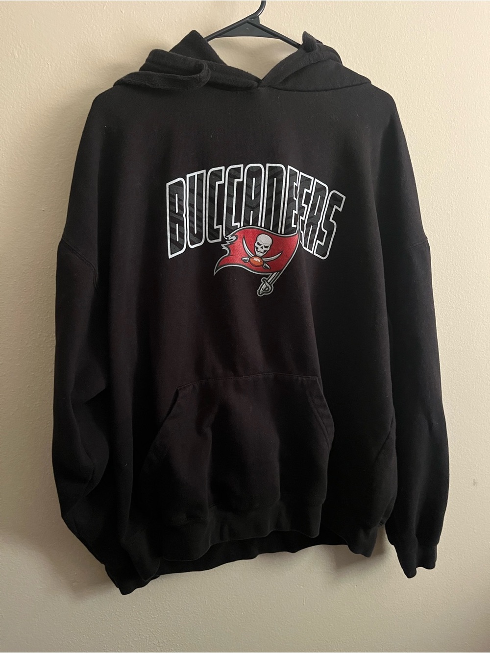 Men’s Tampa Bay Buccaneers Black Pullover Hoodie